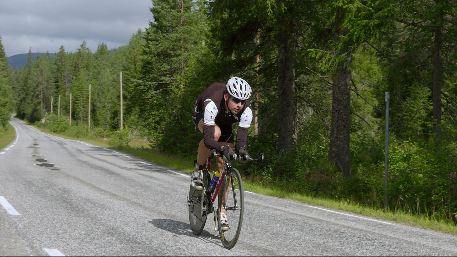 爱游戏登录-足球比赛解说语言风格更加亲民化，足球比赛经典解说词